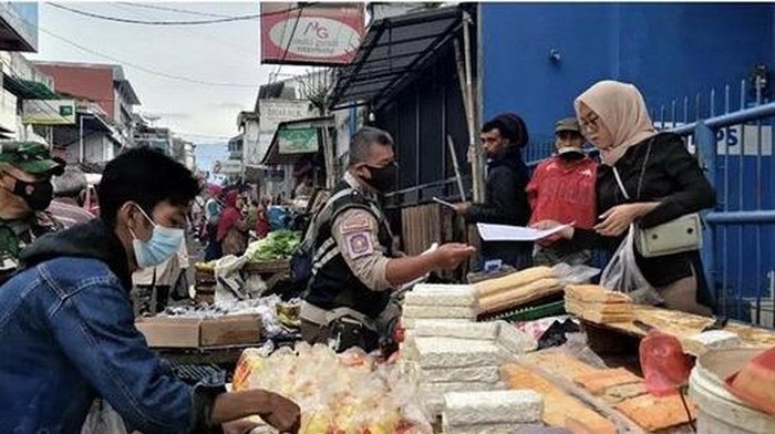 Petugas melakukan sosialisasi kepada PKL untuk pindah ke Pasar Pelita