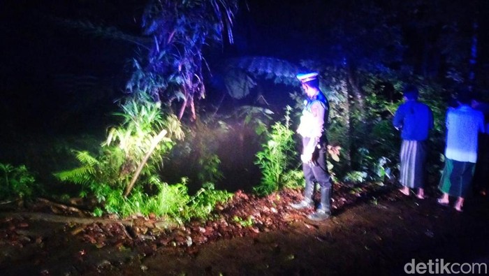 Polisi kesulitan mengevakuasi mobil yang berada di dalam jurang
