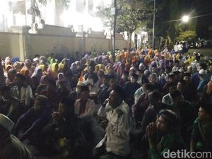 Warga Geruduk Polres Pamekasan Minta Habib Cabul Dibebaskan