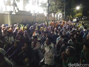 Warga Geruduk Polres Pamekasan Minta Habib Cabul Dibebaskan