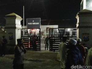 Saat Warga Geruduk Polres Pamekasan Tuntut Tokoh Agama Cabuli 2 Anak Dibebaskan