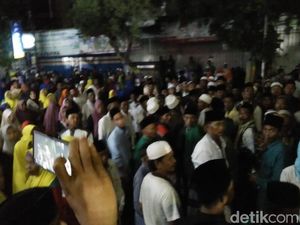 Penampakan Warga Geruduk Polres Pamekasan, Menuntut Habib YS Dibebaskan