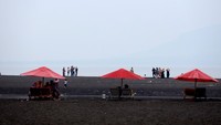 Pantai Boom yang terletak di Kota Banyuwangi itu menjadi salah satu tempat wisata yang ramai dikunjungi wisatawan pada libur Imlek. ANTARA FOTO/Budi Candra Setya.