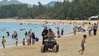 Pantai wisata Lampuuk, Kecamatan Lhoknga, Kabupaten Aceh Besar, Aceh, juga ramai pengunjung, Selasa (1/2/2022). ANTARA FOTO/Ampelsa.