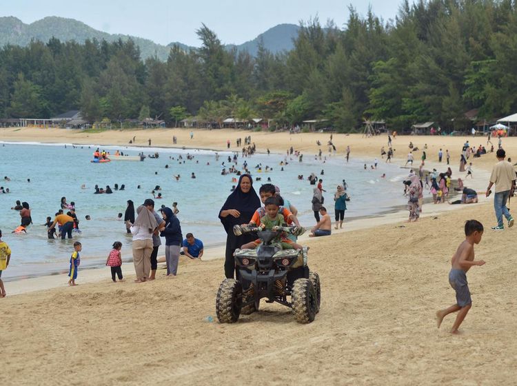 Potret Berbagai Tempat Wisata yang Ramai saat Libur Imlek