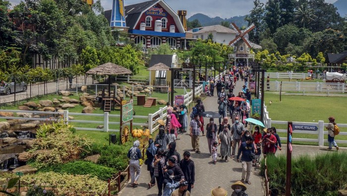Libur Imlek dimanfaatkan benar oleh warga untuk mengunjungi tempat wisata. Di tempat-tempat ini pun ramai oleh wisatawan.