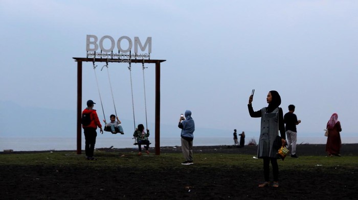 Potret Berbagai Tempat Wisata yang Ramai saat Libur Imlek Libur Imlek dimanfaatkan benar oleh warga untuk mengunjungi tempat wisata. Di tempat-tempat ini pun ramai oleh wisatawan.
