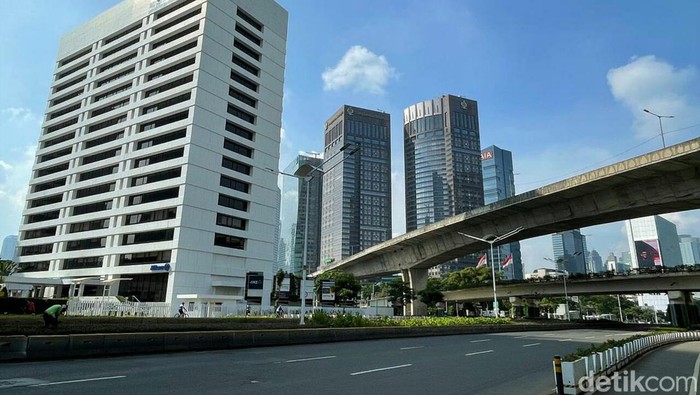 Potret Lengangnya Jalanan Jakarta Saat Libur Imlek Sejumlah ruas jalan di Jakarta terpantau lengang saat libur Imlek. Kondisi itu salah satunya terlihat di sepanjang Jalan Sudirman-Thamrin. Ini fotonya.