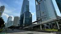 Ruas jalan yang biasanya ramai di hari kerja itu kini tampak lengang.