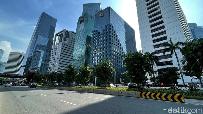Sejumlah ruas jalan di Jakarta terpantau lengang saat libur Imlek. Kondisi itu salah satunya terlihat di sepanjang Jalan Sudirman-Thamrin. Ini fotonya.