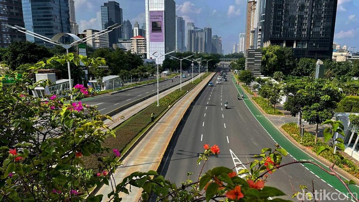 Potret Lengangnya Jalanan Jakarta Saat Libur Imlek Sejumlah ruas jalan di Jakarta terpantau lengang saat libur Imlek. Kondisi itu salah satunya terlihat di sepanjang Jalan Sudirman-Thamrin. Ini fotonya.