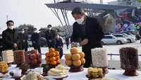 Menteri Unifikasi Korea Selatan Lee In-young meletakkan bunga saat mengunjungi Paviliun Imjingak dekat perbatasan dengan Korea Utara, untuk merayakan Tahun Baru Imlek di Paju, Korea Selatan. (AP Photo/Ahn Young -joon)