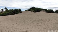 Tempat wisata ini sekilas mirip dengan Parangkusumo di Bantul, Daerah Istimewa Yogyakarta. Pasalnya, kawasan ini juga memiliki gunukan pasir yang mempesona.