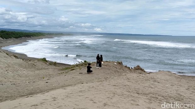 Garut selatan tak cuma punya Santolo dan Rancabuaya. Berada 90 km dari kota Garut, Pantai Sayang Heulang punya tempat wisata yang dijuluki 'Sahara van Garut'.