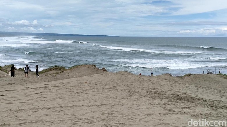 Potret Sahara van Garut, Gumuk Pasir Hits dari Pantai Selatan Garut selatan tak cuma punya Santolo dan Rancabuaya. Berada 90 km dari kota Garut, Pantai Sayang Heulang punya tempat wisata yang dijuluki Sahara van Garut.