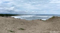 Pasir Tungtung Karang namanya. Lokasinya berada di kawasan Pantai Sayang Heulang, tepatnya di Desa Mancagahar, Kecamatan Pameungpeuk.