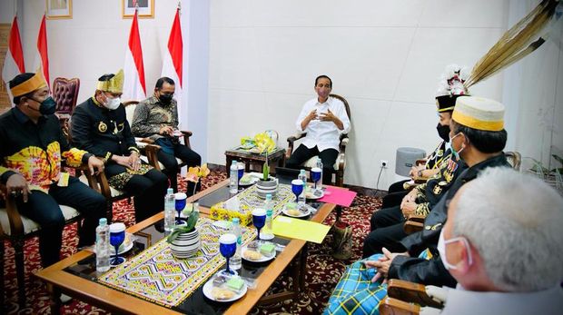 Presiden Joko Widodo menggelar pertemuan dengan sejumlah tokoh masyarakat dan adat Kalimantan Timur di Bandar Udara Internasional Sultan Aji Muhammad Sulaiman, Kota Balikpapan, Provinsi Kalimantan Timur, pada Senin, (31/1/2022). (Dok: Biro Pers Sekretariat Presiden)