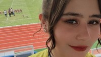 Cantiknya Prilly Latuconsina mengenakan jersey Persikota Tangerang. Foto: Instagram Prilly Latuconsina