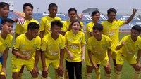 Prilly Latuconsina langsung turun ke lapangan menyapa para pemain Persikota Tangerang yang sedang berlatih. Foto: Instagram Prilly Latuconsina