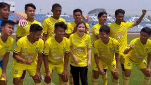 Cantiknya Prilly Latuconsina Pakai Jersey Persikota Tangerang