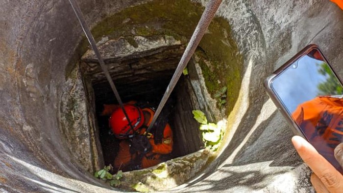 Tim SAR Gabungan saat mengevakuasi perempuan yang tercebur sumur berkedalaman 10 meter.
