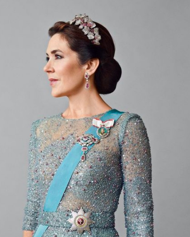 Putri Mary sendiri adalah wanita asal Australia yang pindah ke Denmark setelah dinikahi oleh Pangeran Frederik pada 2004. Banyak penggemar kerajaan yang menyamakan penampilan Putri Mary dengan Kate Middleton hingga menyebut keduanya sebagai ‘royal sister’. Foto: dok. Instagram/@detdanskekongehus