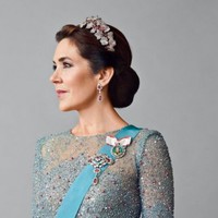 Putri Mary sendiri adalah wanita asal Australia yang pindah ke Denmark setelah dinikahi oleh Pangeran Frederik pada 2004. Banyak penggemar kerajaan yang menyamakan penampilan Putri Mary dengan Kate Middleton hingga menyebut keduanya sebagai ‘royal sister’. Foto: dok. Instagram/@detdanskekongehus