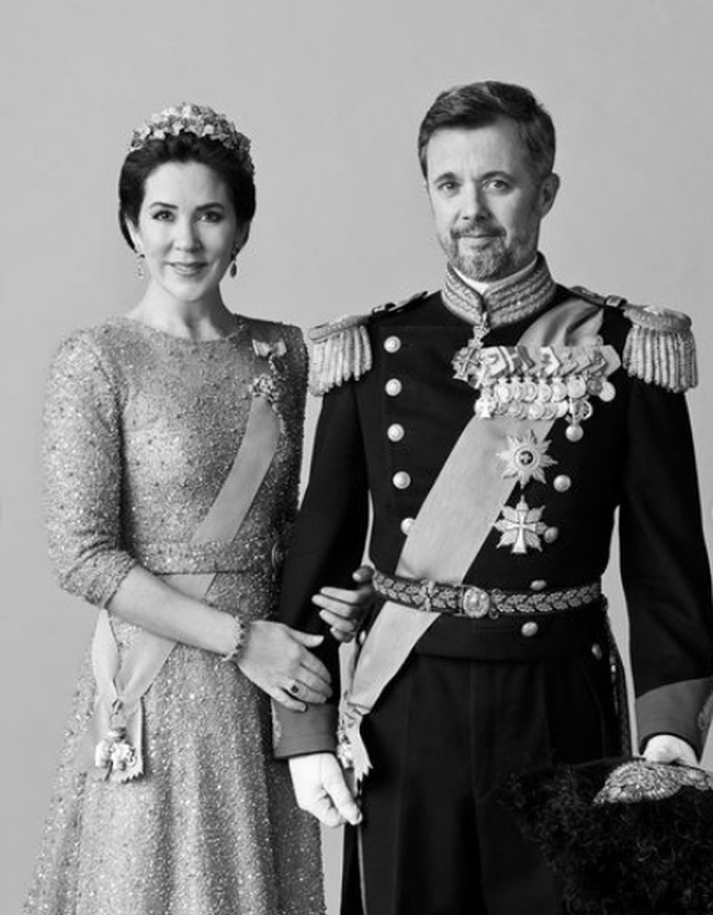 Pasangan itu berpose bersama dan terpisah. Foto mereka  diambil oleh fotografer Hasse Nielsen di rumah mereka di Istana Frederik VIII, Amalienborg.Foto: dok. Instagram/@detdanskekongehus