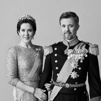 Pasangan itu berpose bersama dan terpisah. Foto mereka  diambil oleh fotografer Hasse Nielsen di rumah mereka di Istana Frederik VIII, Amalienborg.Foto: dok. Instagram/@detdanskekongehus