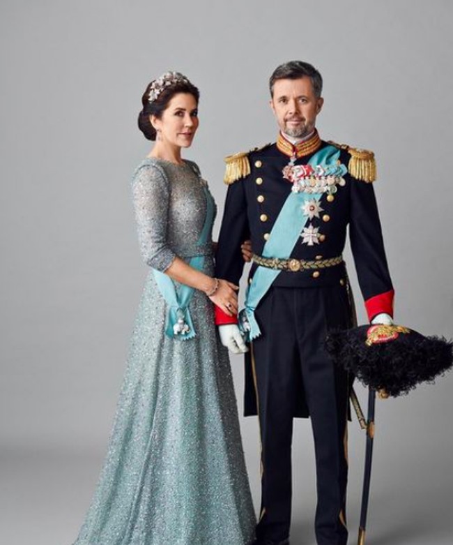 Dalam fotonya itu, Putri Mary didampingi suaminya Pangeran Frederik mengenakan pakaian militer lengkap dengan pedang, topi berbulu, dan berbagai medali. Foto: dok. Instagram/@detdanskekongehus