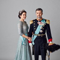 Dalam fotonya itu, Putri Mary didampingi suaminya Pangeran Frederik mengenakan pakaian militer lengkap dengan pedang, topi berbulu, dan berbagai medali. Foto: dok. Instagram/@detdanskekongehus