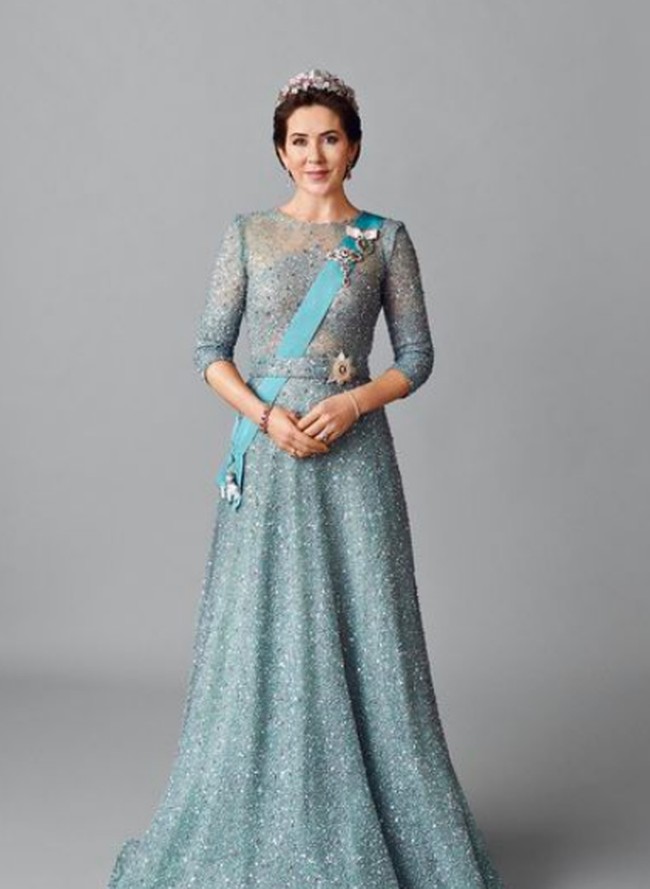 Putri mahkota Denmark itu tampak anggun dengan gaun biru. Dia memadankannya dengan tiara dari berlian dan batu rubi beserta dengan anting-anting senada. Foto: dok. Instagram/@detdanskekongehus