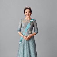 Putri mahkota Denmark itu tampak anggun dengan gaun biru. Dia memadankannya dengan tiara dari berlian dan batu rubi beserta dengan anting-anting senada. Foto: dok. Instagram/@detdanskekongehus