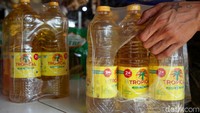 Rinciannya, harga eceran tertinggi (HET) untuk minyak goreng yaitu di kemasan curah Rp 11.500/liter, kemasan sederhana Rp 13.500/liter, dan kemasan premium Rp 14.000/liter. Harga terbaru ini juga sudah termasuk pajak, sehingga tidak ada jarak harga yang berbeda dari ketentuan ini.