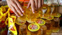 Menteri Perdagangan Muhammad Lutfi berharap dengan munculnya harga minyak goreng terbaru, masyarakat tidak melakukan panic buying. Pasalnya, stok minyak goreng terjamin tetap tersedia dengan harga yang terjangkau.