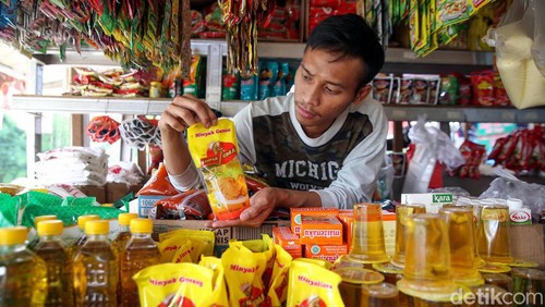 Kemendag mengeluarkan kebijakan harga eceran tertinggi (HET) untuk minyak goreng curah, kemasan sederhana, dan premium. Kebijakan itu berlaku mulai hari ini