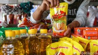 Pedagang merapikan sejumlah minyak goreng dalam kemasan di tokonya yang berada di Pasar Jelupang, Tangerang Selatan, Selasa (1/2/2022).