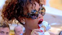 Menikmati es krim sambil berjalan kaki adalah aktivitas yang disukai Rihanna. Foto: dok. Instagram Rihanna , Site news