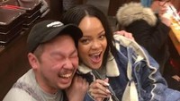 Saat berkunjung ke Jepang, Rihanna mengunjungi sebuah restoran untuk menikmati ramen. Foto: dok. Instagram Rihanna , Site news