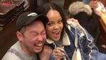 Pose Keren Rihanna Saat Belanja di Supermarket dan Makan Es Krim