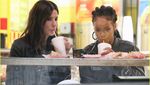 Pose Keren Rihanna Saat Belanja di Supermarket dan Makan Es Krim