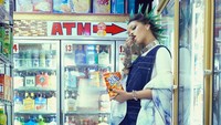 Pose keren Rihanna saat berbelanja mencuri perhatian. Ia berfoto di depan kulkas minuman. Foto: dok. Instagram Rihanna , Site news
