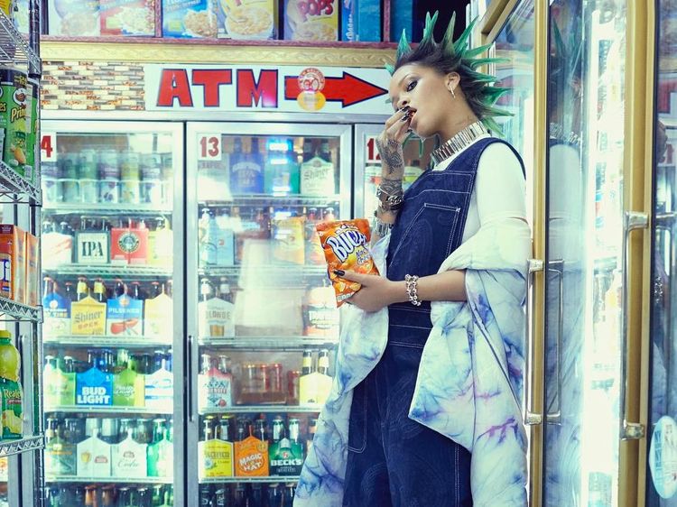 Pose Keren Rihanna Saat Belanja di Supermarket dan Makan Es Krim
