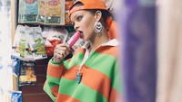 Masih di supermarket, Rihanna tampak keren saat menikmati es krim rasa anggur. Foto: dok. Instagram Rihanna , Site news