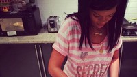 Walau memiliki chef pribadi, Rihanna juga jago memasak lho. Begini momennya saat membuat garlic bread yang gurih. Foto: dok. Instagram Rihanna , Site news