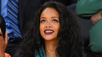 Saat menonton pertandingan olahraga, Rihanna menikmatinya sambil makan popcorn. Foto: dok. Instagram Rihanna , Site news