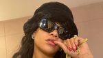 Pose Keren Rihanna Saat Belanja di Supermarket dan Makan Es Krim