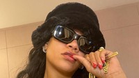 Rihanna, penyanyi terkenal asal Amerika yang selalu memiliki lagu hits. Kabar bahagia datang dari Rihanna yang tengah hamil anak pertamanya bersama sang kekasih A$AP Rocky. Foto: dok. Instagram Rihanna , Site news