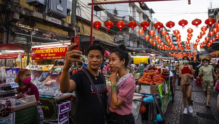 Semarak perayaan menyambut tahun baru Imlek terlihat di Thailand. Hiasan lampion hingga atraksi naga menyemarakkan perayaan Imlek di kawasan Pecinan Bangkok.
