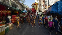 Perayaan menyambut Imlek di Bangkok, Thailand, kian semarak dengan hadirnya atraksi naga di kawasan Pecinan Bangkok.
